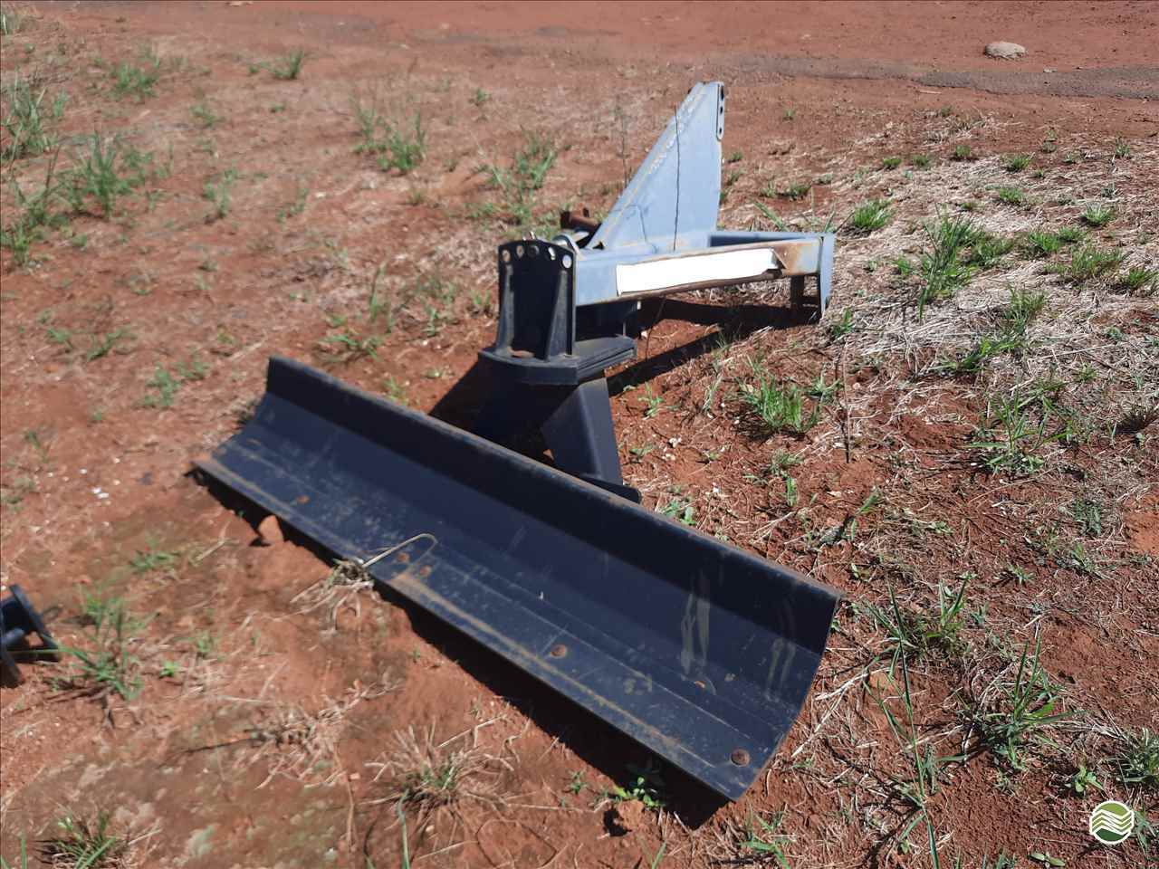 IMPLEMENTOS AGRICOLAS PLAINA NIVELADORA PLAINA HIDRÁULICA TRASEIRA Marcão Tratores UBERABA MINAS GERAIS MG